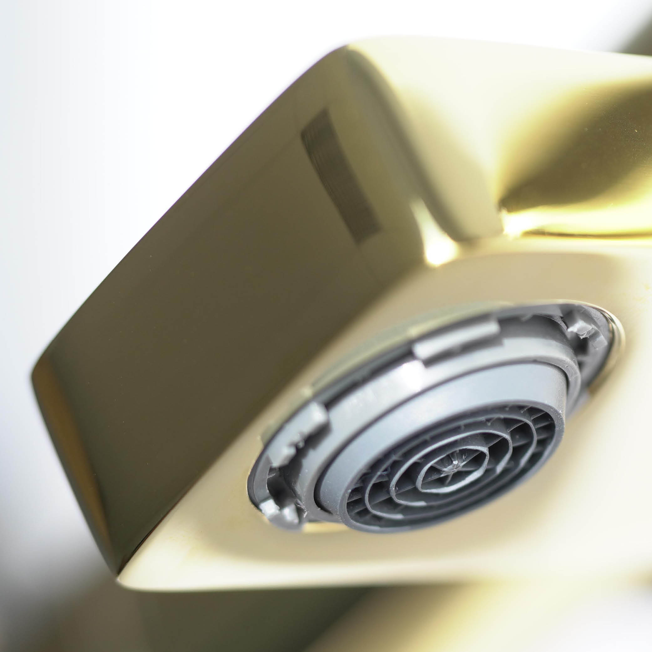 Ruchomy silikonowy aerator ułatwia usuwanie osadów wapiennych